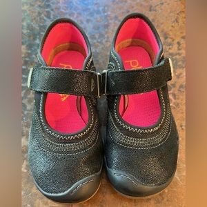 Excellent condition Plae Emmie size 11